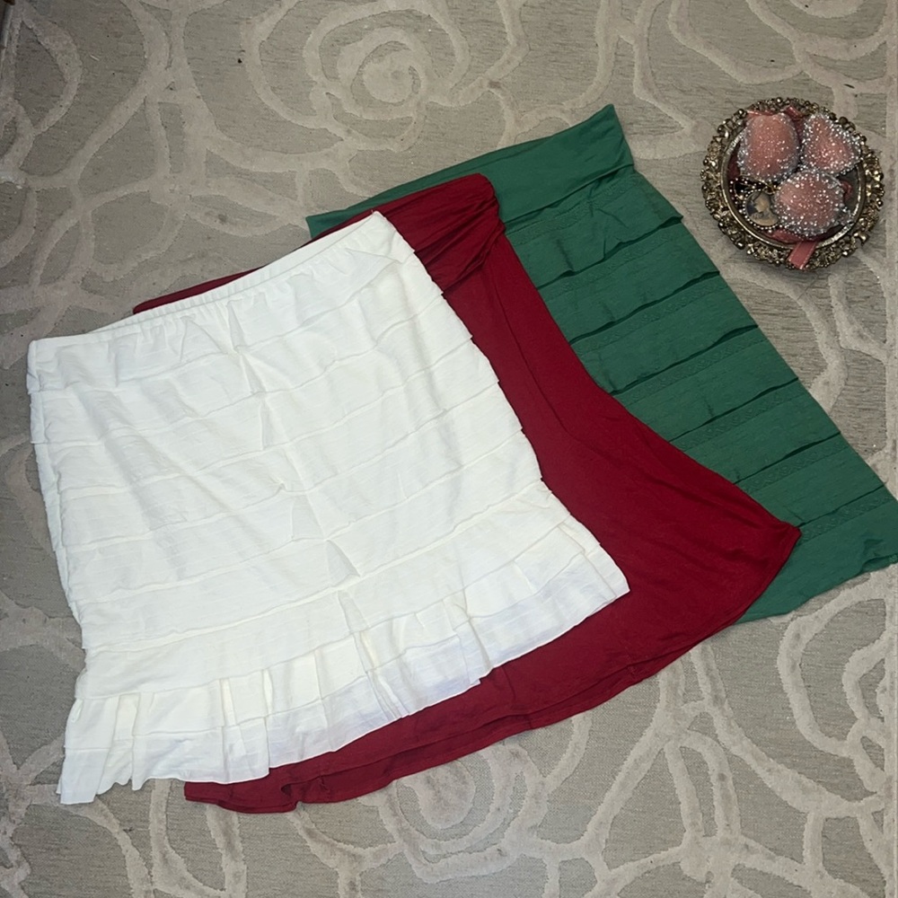 NWT🌷MAX STUDIO🌷Bundle white, red, green knit stretch skirts